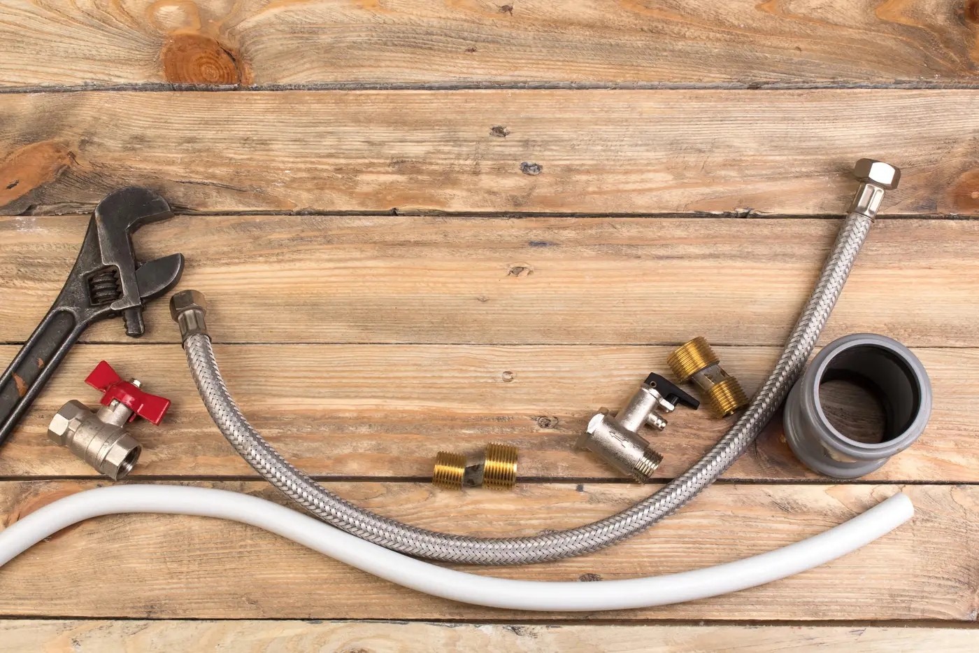 Flexibles et raccords d'évacuation préparés pour une intervention de plomberie